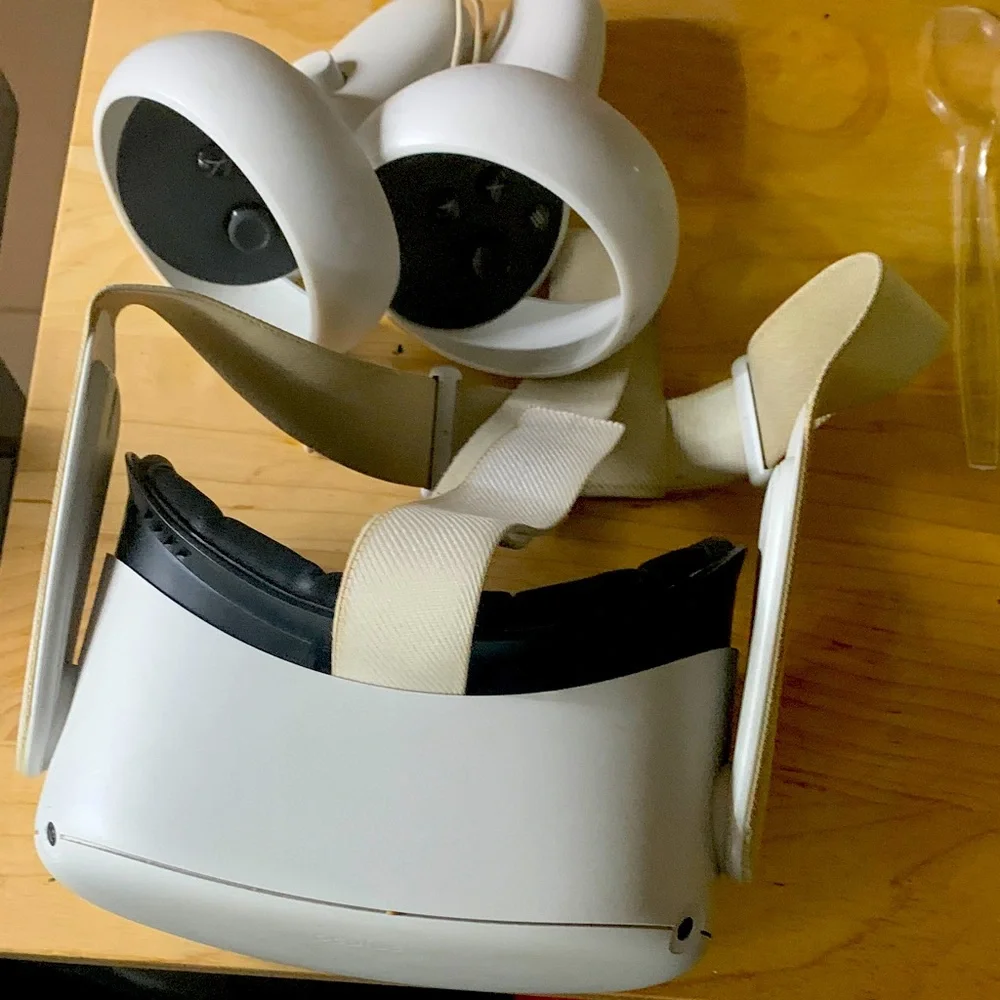 Oculus White Standalone VR Headset with Controllers